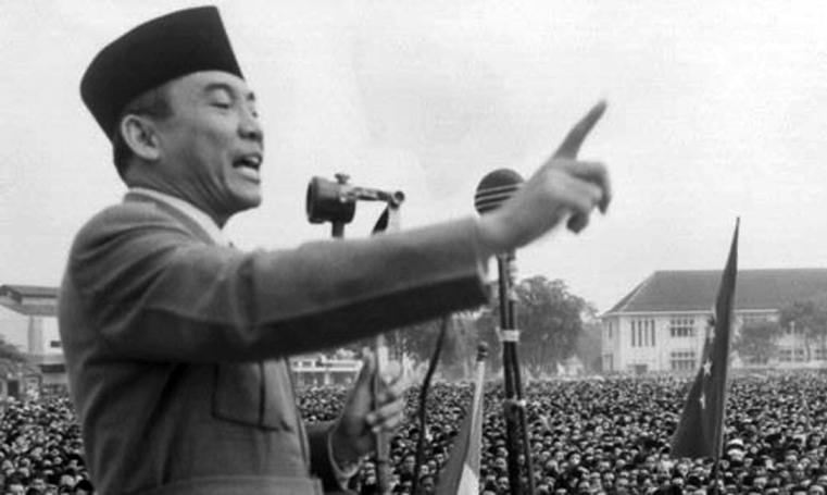 Ir. Sukarno pada saat pidato ditengah puluhan ribu lautan massa. LIFE