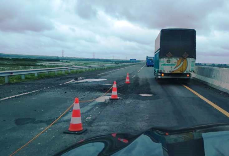 Kerusakan parah yang terjadi di Jalan Tol Trans Sumatera ruas Terpeka - Momentum