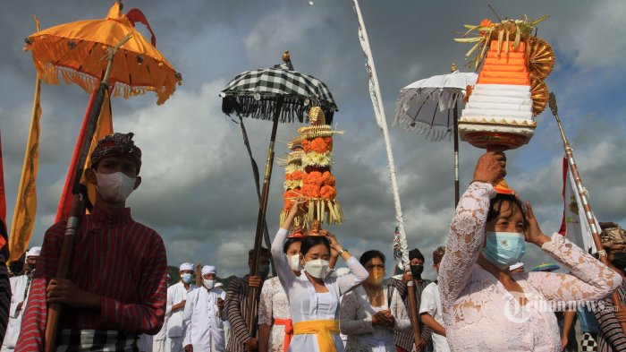 Umat Hindu melakukan upacara Melasti untuk menyucikan diri dari dosa menjelang Hari Raya Nyepi, di Yogyakarta, Minggu (27/2/2022). AFP/DEVI RAHMAN.