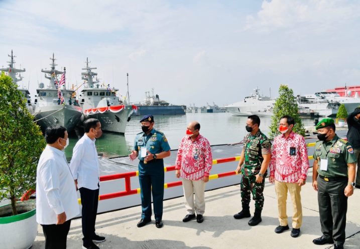 Presiden Jokowi meluncurkan Holding dan Program Strategis BUMN Industri Pertahanan Defend ID, Rabu (20/04/2022), di Surabaya. (Foto: BPMI Setpres/Laily Rachev)