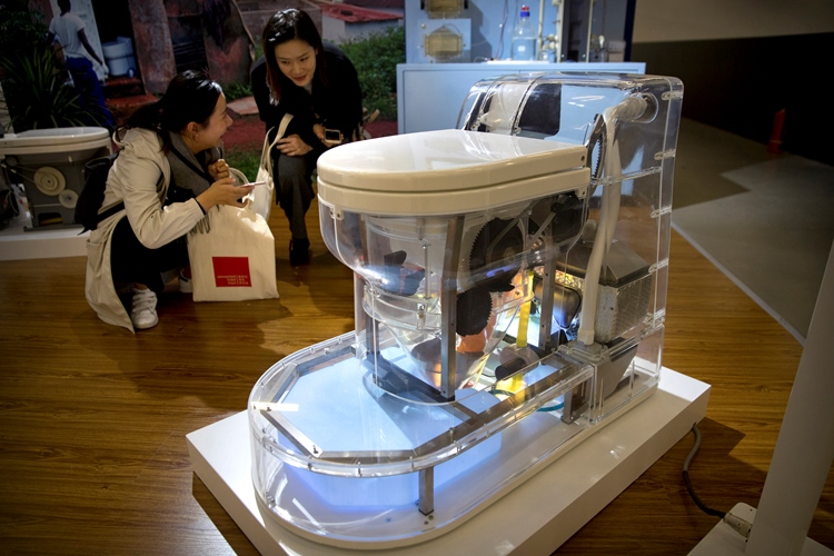Ilustrasi, inovasi toilet cerdas dalam acara China Toilet Expo Gates - NBC
