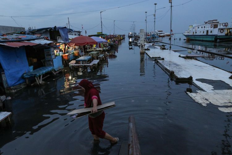 Ilustrasi, Banjir rob akibat pasang air laut di pesisir Jakarta - Kompas