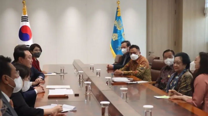 Presiden Korea Selatan, Yoon Suk-yeol, melakukan pertemuan dengan Presiden kelima Indonesia, Megawati Soekarnoputri, di Istana Kepresidenan Korea di Seoul, Rabu pagi waktu setempat (11/5). (ANTARA/HO-PDI Perjuangan)