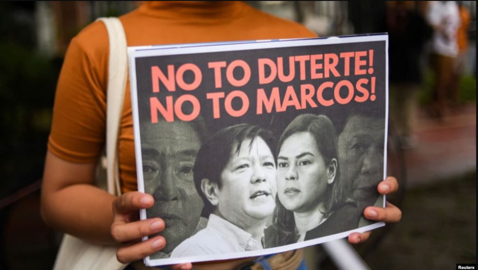 Seorang demonstran memegang poster saat protes pencalonan presiden Ferdinand “Bongbong” Marcos Jr., putra mendiang diktator Ferdinand Marcos, di Komisi Hak Asasi Manusia, di Kota Quezon, Metro Manila, Filipina. (Foto: Reuters)