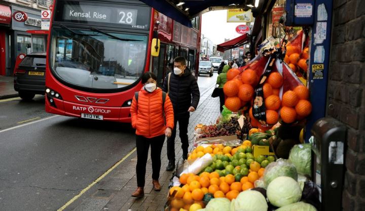 Masyarakat mengunjungi pedagang di pinggir jalan kota London, Inggris - REUTERS