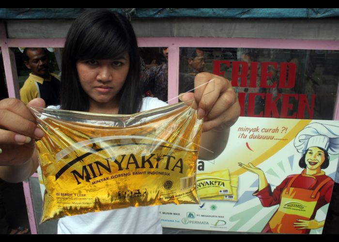 Minyakita, minyak goreng curah dengan kemasan sederhana.