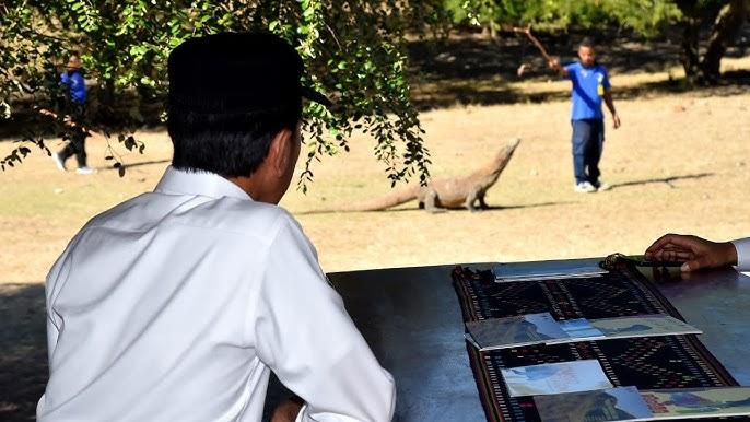 Presiden Jokowi menyaksikan satwa komodo di Pulau Rinca dalam kunjungan ke Taman Nasional Komodo pada 11 Juli 2019. (Tangkapan Layar Youtube Sekretariat Presiden)