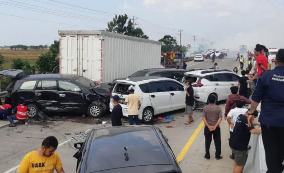 Kecelakaan beruntun di Tol Pejagan-Pemalang arah Brebes pada Minggu (18/9/2022) sekitar pukul 14.15 WIB. Foto: Randy Setiawan