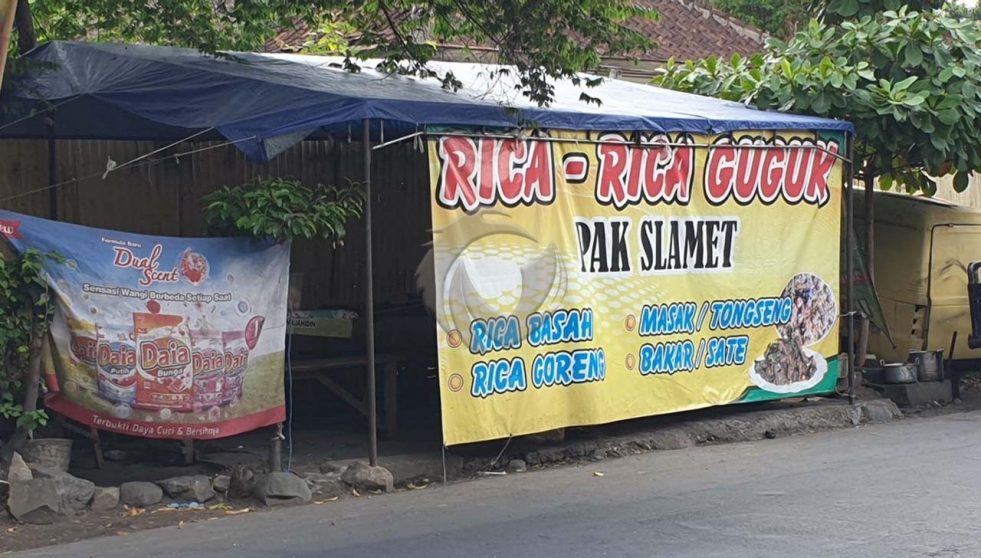 warung makan di Solo menyajikan kuliner dari daging anjing, Jumat, 6 Desember 2019. (Foto : VOA / Yudha Satriawan)