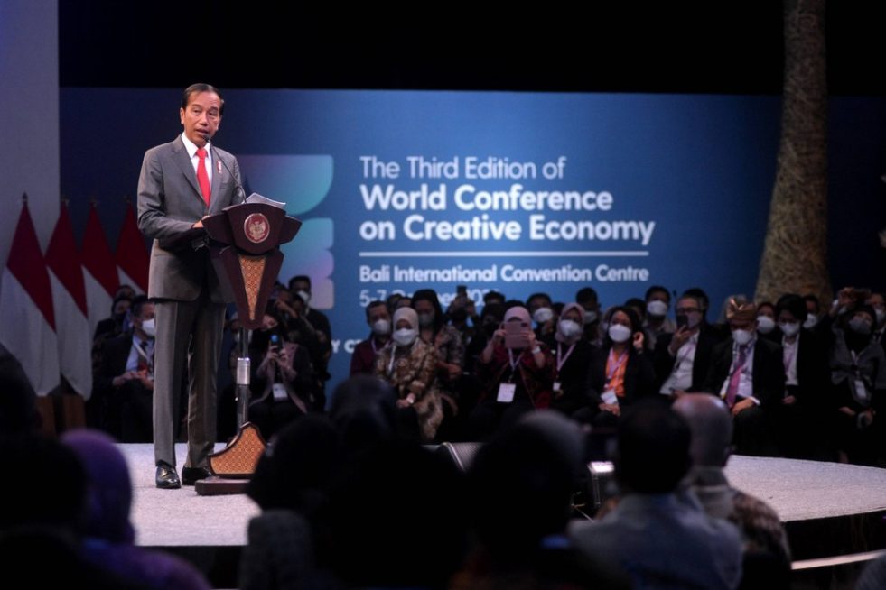 Presiden Joko Widodo menyampaikan sambutan saat menghadiri pembukaan World Conference on Creative Economy (WCCE) atau Konferensi Ekonomi Kreatif di Nusa Dua, Badung, Bali, Kamis (6/10/2022). Foto: Fikri Yusuf/Antara Foto