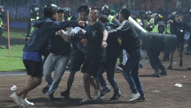Penonton saling membantu untuk menyelamatkan korban - Detik