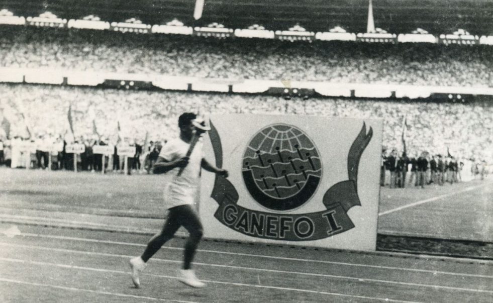 Atlet Indonesia, Harun Al-Rasjid, berlari membawa obor untuk menyalakan tungku api Ganefo di Gelora Bung Karno, 10 November 1963.
