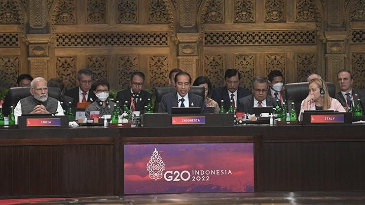 Presiden Joko Widodo (tengah) disaksikan Perdana Menteri India Narendra Damodardas Modi (kiri) dan Perdana Menteri Italia Giorgia Meloni (kanan) dalam acara pembukaan KTT G20 Indonesia 2022 di Nusa Dua, Bali, Selasa 15 November 2022. [Media center G20]