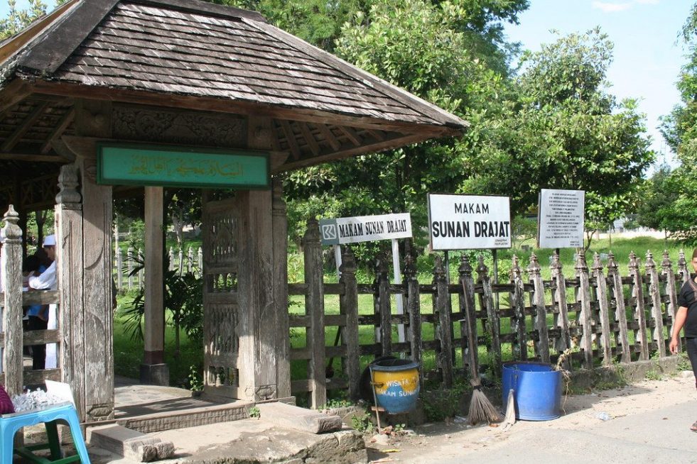 Kisah Ritual Ziarah ke Makam Para Wali Songo