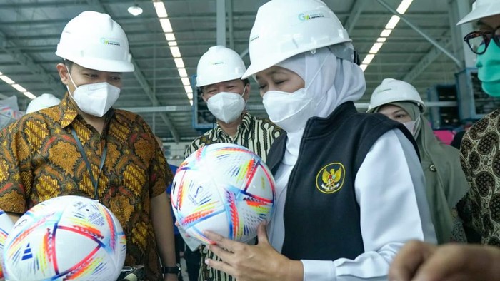 Gubernur Jatim Khofifah Indar Parawansa memperhatikan bola Piala Dunia 2022 produksi Madiun (Foto: Pemprov Jatim)