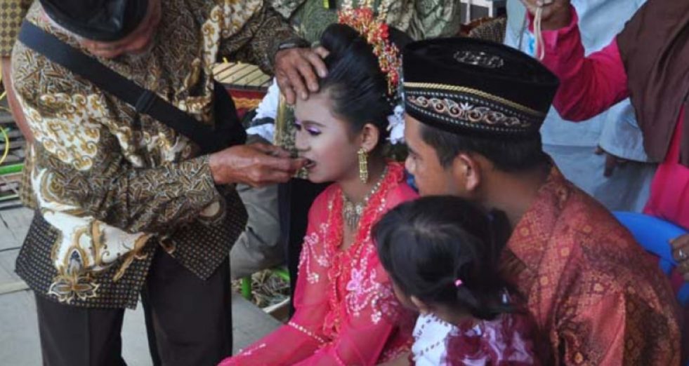 Gusaran atau peperan pada salah satu suku di Jawa Barat dengan menggosokan batu gosok di gigi.