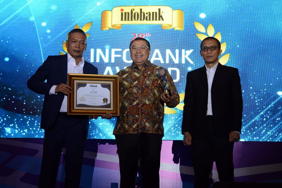 bank bjb berhasil meraih 2 penghargaan yaitu “Diamond Trophy” atas konsistensi berpredikat kinerja “sangat bagus” selama 20 tahun (2003-2022) berturut-turut dan Excellent Financial Performance Bank In 2022 dalam ajang 28th Infobank Banking Apreciation 2023.