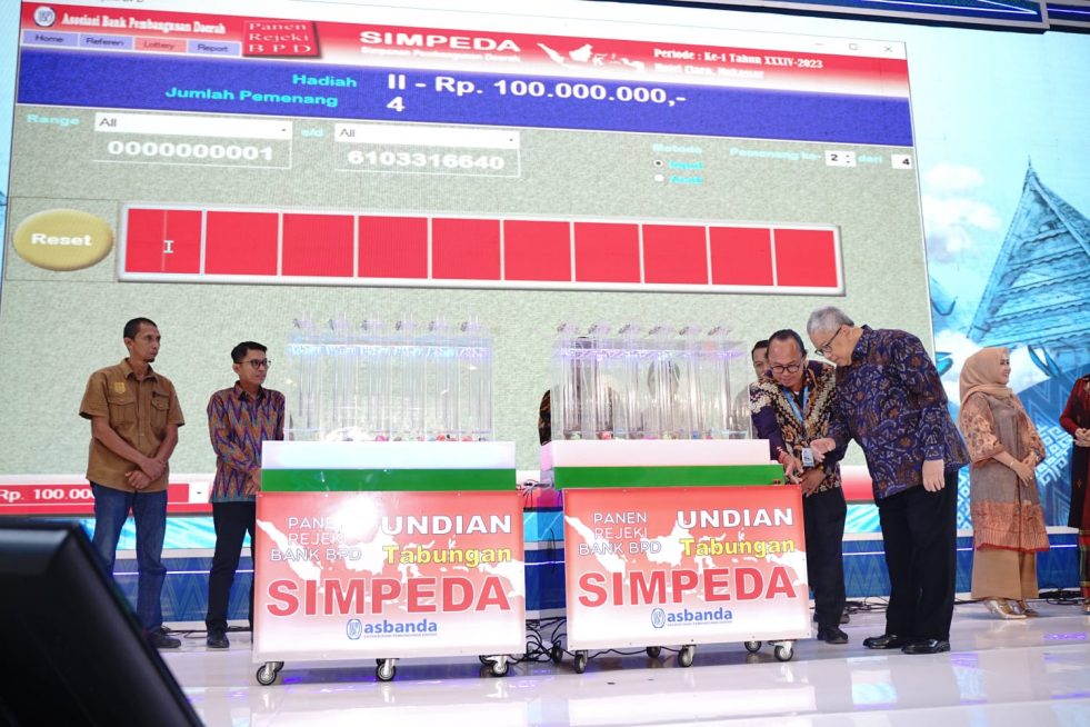 Nasabah tabungan Simpeda bank bjb mendapat hadiah dari program Undian Nasional Simpeda. Masing-masing nasabah mendapatkan uang tunai yang diberikan sebagai hadiah..