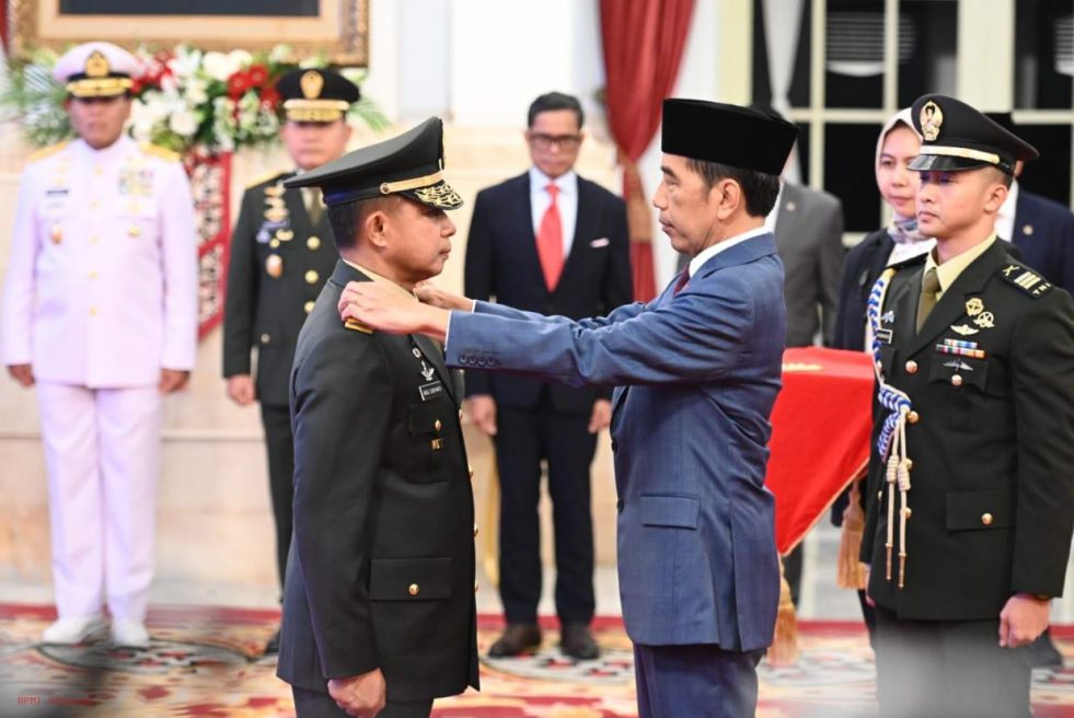 Presiden Joko Widodo melantik Letnan Jenderal TNI Agus Subiyanto sebagai Kepala Staf Angkatan Darat (KSAD) di Istana Negara, Jakarta, pada Rabu, 25 Oktober 2023. - Setkab