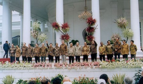 Berbaju batik. Soeharto bersama para peserta KTT APEC Bogor, tahun 1994. Foto: setpres