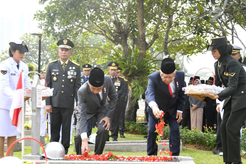 Presiden Jokowi dan Wapres Ma’ruf Amin melakukan tabur bunga di TMP Kalibata, Jakarta, Jumat (10/11/2023). (Foto: BPMI Setpres)