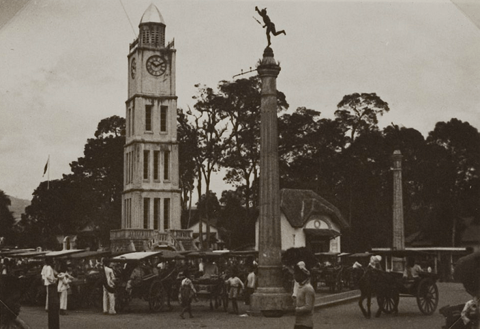 Jam Gadang pada tahun 1935 - Balai FHJ