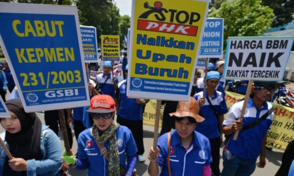 Buruh menuntut kenaikan upah - Istimewa