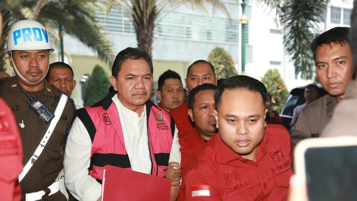 Anggota III BPK RI Achsanul Qosasi ditahan Kejaksaan Agung setelah ditetapkan menjadi tersangka (dok. Kejagung)
