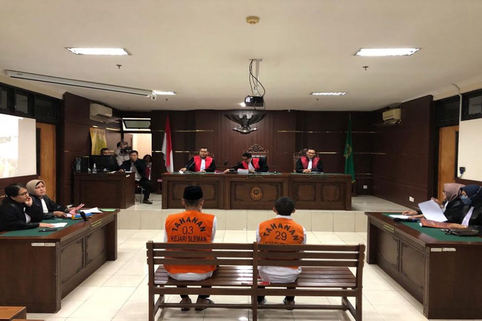 Terdakwa pembunuhan dan mutilasi, Waliyin (kanan) dan Ridduan (kiri) menjalani sidang perdana di Pengadilan Negeri (PN) Sleman, Yogyakarta, Rabu (22/11/2023). Kedua tersangka merupakan pelaku pembunuhan dan mutilasi mahasiswa Universitas Muhammadiyah Yogyakarta, Redho Tri Agustian (20) - Harianjogja