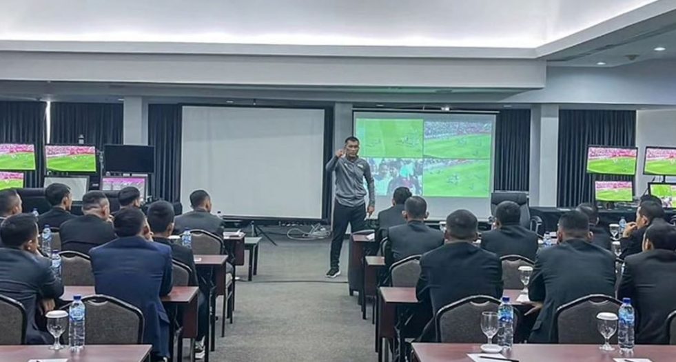 Pelatihan wasit dan operator VAR oleh para wasit berlisensi FIFA dan ahli VAR internasional dari Hawk-Eye Innovations. Foto: PT LIB