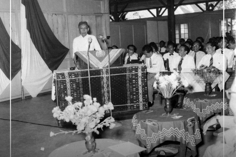 Pembukaan Seminar Sejarah Nasional I di Yogyakarta pada 1957, sebagai tonggak lahirnya historiografi modern Indonesia. (ANRI)
