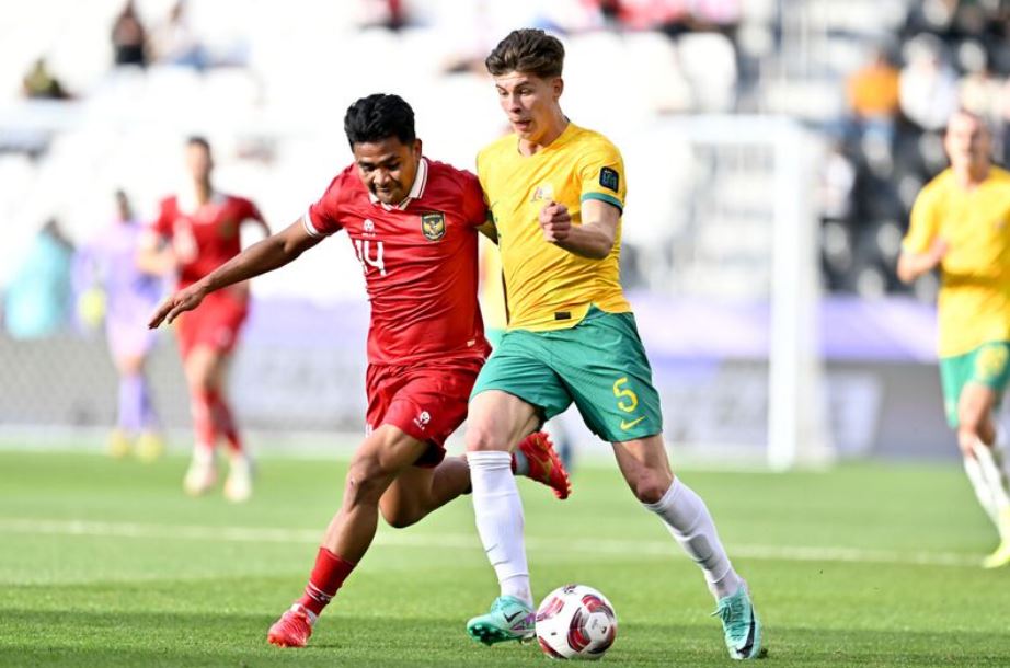 Kapten Timnas Indonesia Asnawi Mangkualam (kiri) berjibaku menghadang pemain Australia - AFC