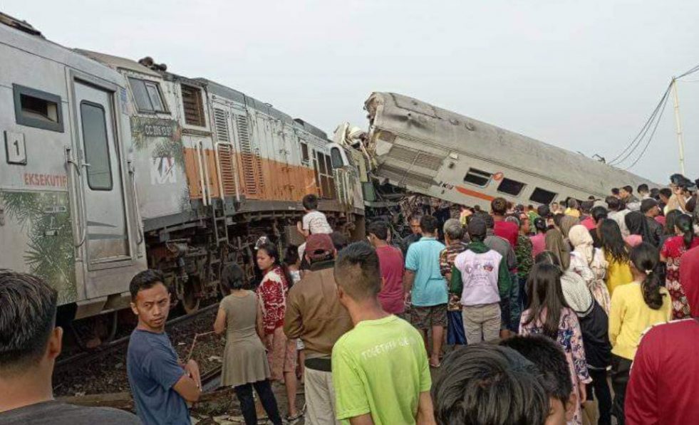 Tabrakan kereta api antara KA Turangga dan KA Lokal Bandung Raya di petak Stasiun Cicalengka, Jumat 5 Januari 2024 - X