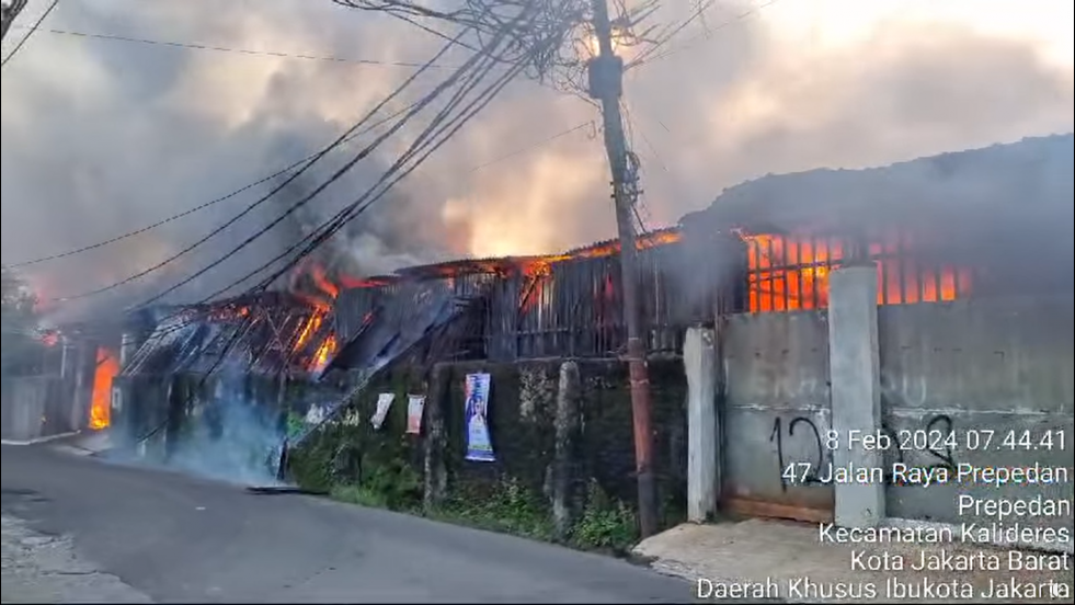 Kebakaran Hebat di Pabrik Furnitur Kalideres, Damkar Jakarta Barat Berjuang dengan 19 Unit Pemadam