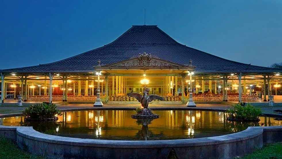 Lampu Gantung Istana Mangkunegaran Berasal dari Istana Bogor