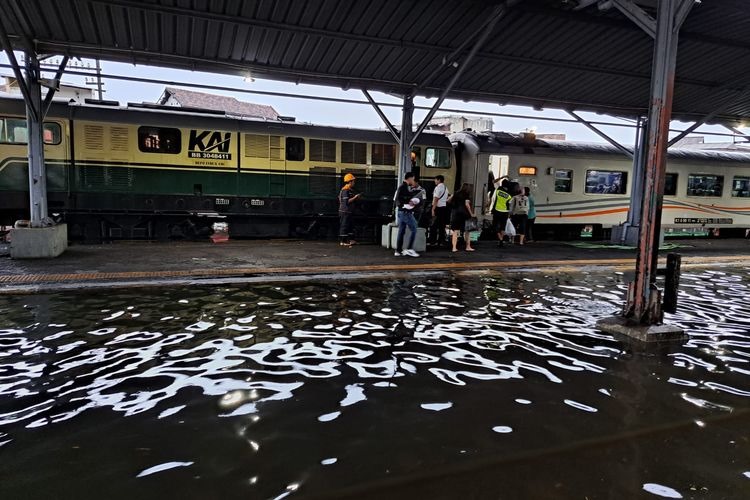 Banjir Merendam Jalur Kereta Api, KAI Daop 4 Semarang Lakukan Pembatalan dan Pengalihan Perjalanan