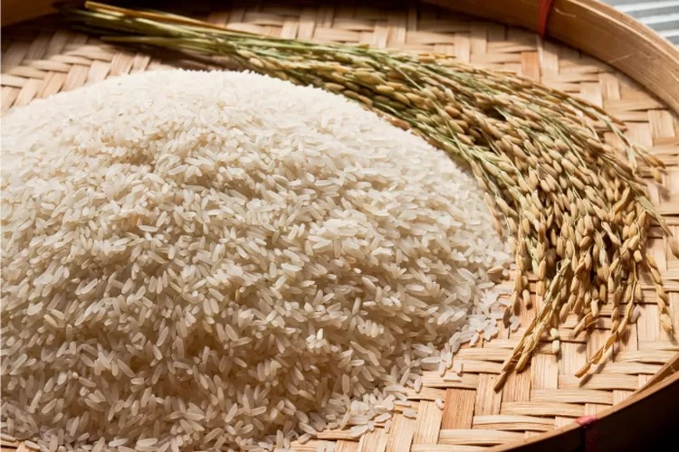 Mencuci Beras: Apakah Anda Perlu Melakukannya?