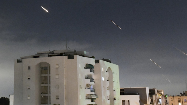 Iran serang Israel dengan drone dan rudal balistik, Sabtu 13 April 2024 - AFP