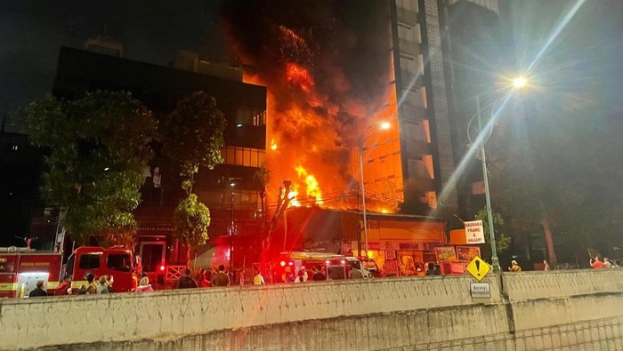 Kebakaran Melanda Toko Bingkai di Jalan Mampang Prapatan Raya, Jakarta Selatan