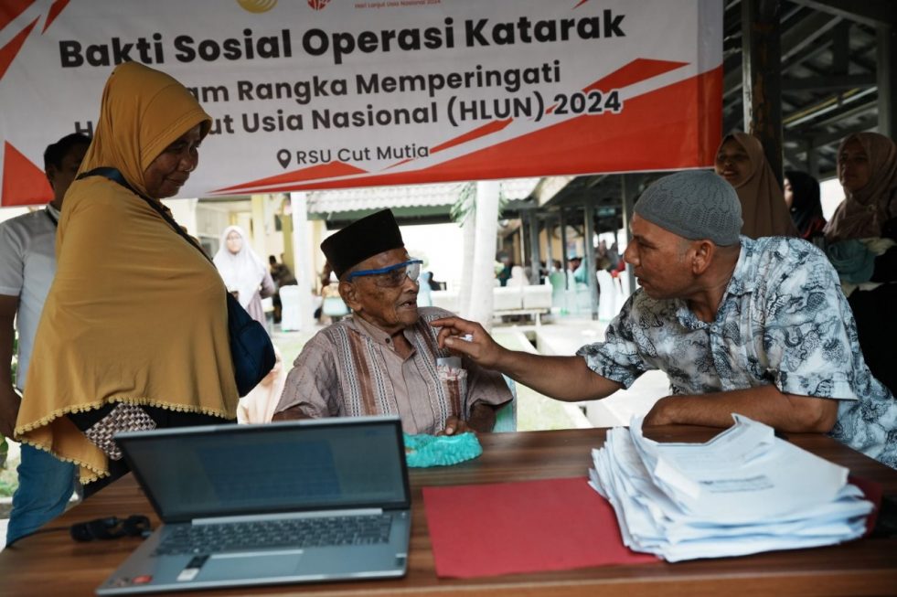 Komitmen Menteri Sosial Tri Rismaharini: Operasi Katarak Gratis untuk Lansia