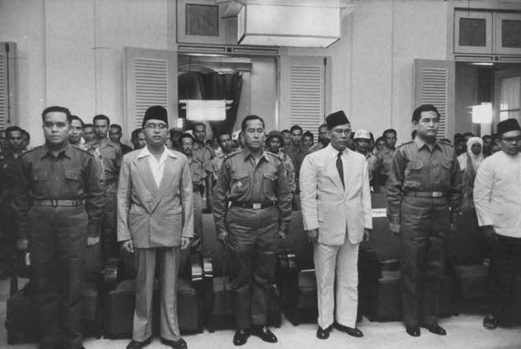 PRRI/PERMESTA: Gerakan Menuntut Otonomi dan Desentralisasi di Indonesia