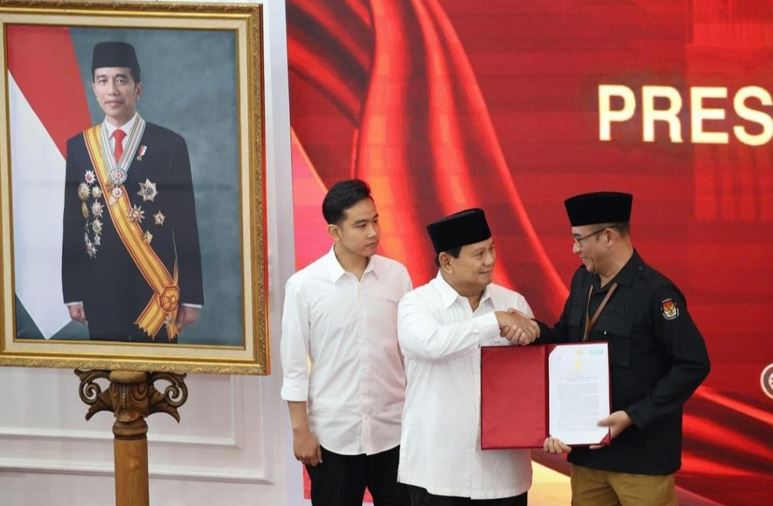 Presiden terpilih periode 2024-2029, Prabowo Subianto menerima dokumen berita acara dari Ketua KPU Hasyim Asy’ari usai rapat pleno penetapan pasangan calon Presiden dan Wakil Presiden terpilih Pemilu 2024 di Gedung KPU, Jakarta, Rabu (24/4/2024).