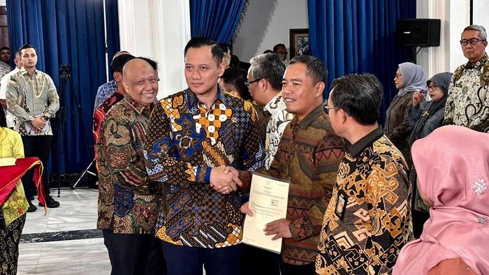 Menteri ATR/BPN AHY Serahkan 136 Sertifikat Tanah Elektronik di Jawa Barat