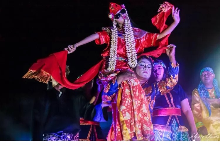 Tari Sintren || Foto : Instagram @bhayphoto.official