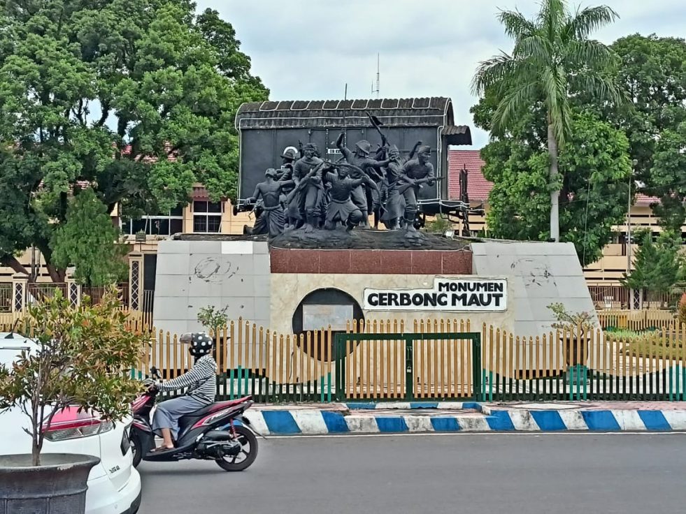 Pengendara melintas di jalanan sekitar Monumen Gerbong Maut di dekat alun-alun dan kantor bupati Bondowoso/Sigit Candra Lesmana