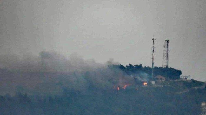 kebakaran yang terjadi di situs IDF "Misgav Am" setelah menjadi sasaran roket. (X/Twitter)