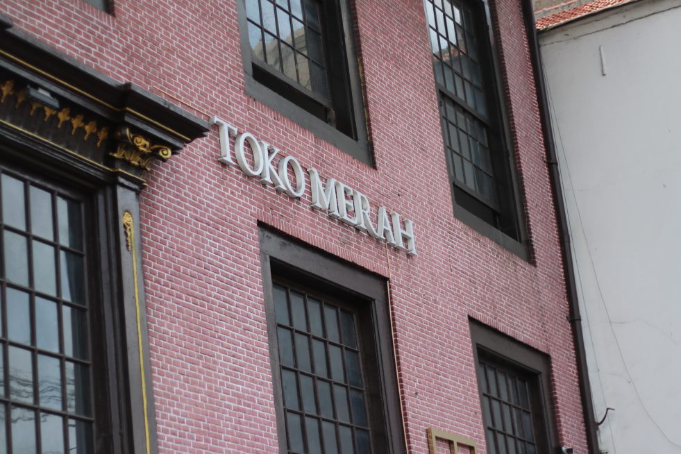 Toko Merah, Cafe Aestetik di Sudut Kota Tua Jakarta dengan Sejarah Kelam Masa Lalunya. (Foto: Sulindo/Iqyanut Taufik)
