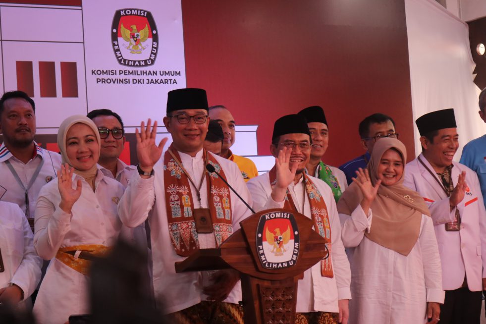Ridwan Kamil dan Suswono saat melakukan pendaftaran di Kantor KPU DKI Jakarta. (foto: Sulindo/Iqyanut Taufik)