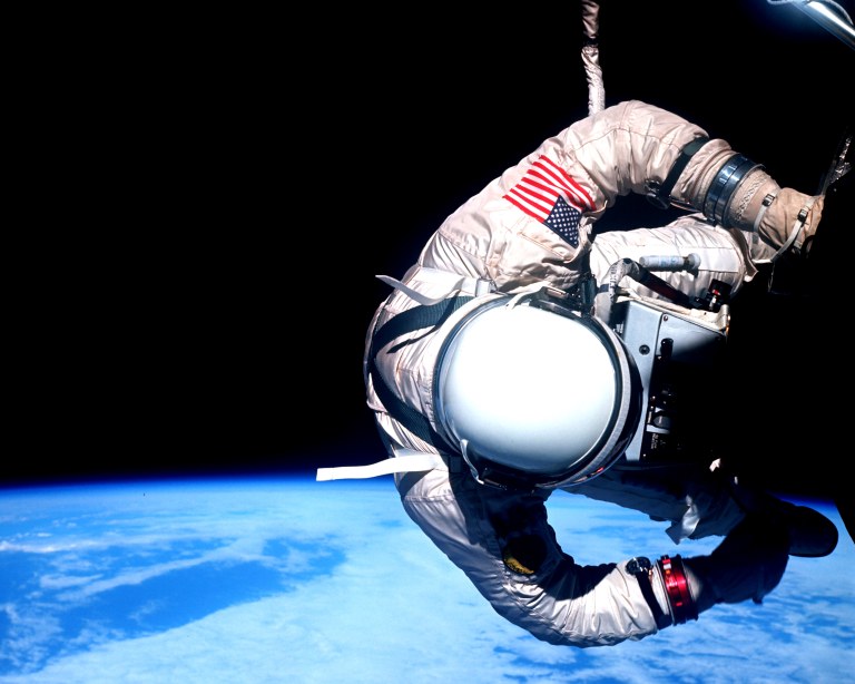 Astronot Edwin "Buzz" Aldrin sedang membetulkan sebuah kotak yang menempel pada Wahana Target Gemini Agena. (Sumber: nasa.gov)