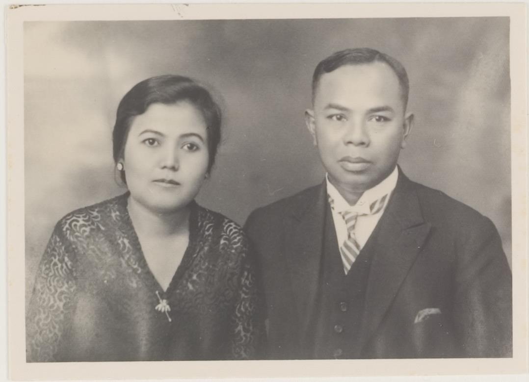 Marco Kartodikromo bersama Istri. Sumber: Koleksi Digital KITLV - 4451